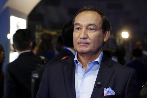United Airlines CEO Oscar Munoz waits to be interviewed Thursday, June 2, 2016, in New York, during a presentation of the carrier's new Polaris service, a new business class product that will become available on trans-Atlantic flights. (AP Photo/Richard Drew)