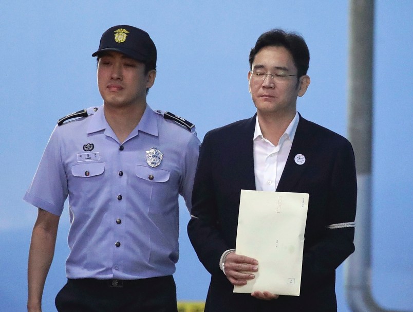 SEOUL, SOUTH KOREA - AUGUST 25:  Lee Jae-yong, vice chairman of Samsung Electronics Co., leave after his verdict trial at the Seoul Central District Court on August 25, 2017 in Seoul, South Korea. Lee was handed down 5 years jail sentence while prosecutors sought a 12-year in prison. Lee, de facto chief of South Korean conglomerate, faces five charges connecting the bribery scandal involving ousted former President Park Geun-hye and her confidant Choi Soon-sil. The verdict affects the business of Samsung, which has launched new Galaxy Note 8 smartphone to wipe out the misery of exploding Note 7 last year.  (Photo by Chung Sung-Jun/Getty Images) *** Local Caption *** Lee Jae-yong /// Please find attached pool photo.