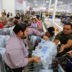 Cientos de personas se aglutinan para abastecerse de agua en el mercado BJ en la 71 avenida y Coral Way, a la espera del Huracan Irma. el martes, 5 de septiembre del 2017.Hundreds of people gather to stock up on water at BJ Wholesale on 71st Avenue and Coral Way, in preparation for Hurricane Irma. on Tuesday, September 5, 2017.
