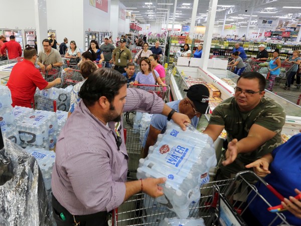 Cientos de personas se aglutinan para abastecerse de agua en el mercado BJ en la 71 avenida y Coral Way, a la espera del Huracan Irma. el martes, 5 de septiembre del 2017.Hundreds of people gather to stock up on water at BJ Wholesale on 71st Avenue and Coral Way, in preparation for Hurricane Irma. on Tuesday, September 5, 2017.