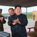 朝鮮人民軍戦略軍の中長距離戦略弾道ミサイル「火星１２」発射訓練の成功を喜ぶ金正恩朝鮮労働党委員長。日時は不明。朝鮮中央通信が１６日報じた（朝鮮中央通信＝朝鮮通信）