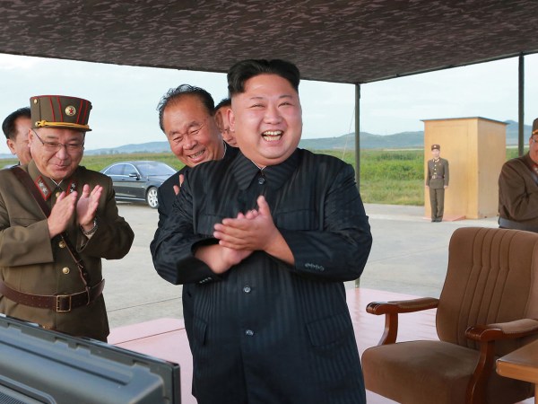 朝鮮人民軍戦略軍の中長距離戦略弾道ミサイル「火星１２」発射訓練の成功を喜ぶ金正恩朝鮮労働党委員長。日時は不明。朝鮮中央通信が１６日報じた（朝鮮中央通信＝朝鮮通信）