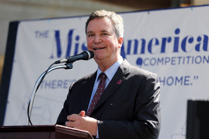 Sam Haskell, left, CEO of Miss America Organization, speaks during Miss America Pageant arrival ceremonies Tuesday, Aug. 30, 2016, in Atlantic City. The contestants from all 50 states, the District of Columbia and Puerto Rico were welcomed to the city Tuesday afternoon to kick off two weeks that will culminate in the crowning of the 2017 Miss America on Sept. 11. (AP Photo/Mel Evans)