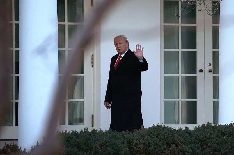 WASHINGTON, DC - JANUARY 18:  U.S. President Donald Trump waves as he walks towards to the Oval Office after he returned to the White House January 17, 2018 in Washington, DC. President Trump returned from a trip to visit H&K Equipment Company in Pittsburgh, Pennsylvania.  (Photo by Alex Wong/Getty Images)