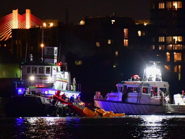 NEW YORK, NY - MARCH 11:  Emergency responders work at the scene of a helicopter crash in the East River March 11, 2018 in New York City. Five people have died after the helicopter crashed and flipped upside down in the water.  (Photo by James Devaney/Getty Images)