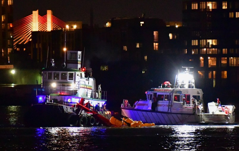 NEW YORK, NY - MARCH 11:  Emergency responders work at the scene of a helicopter crash in the East River March 11, 2018 in New York City. Five people have died after the helicopter crashed and flipped upside down in the water.  (Photo by James Devaney/Getty Images)