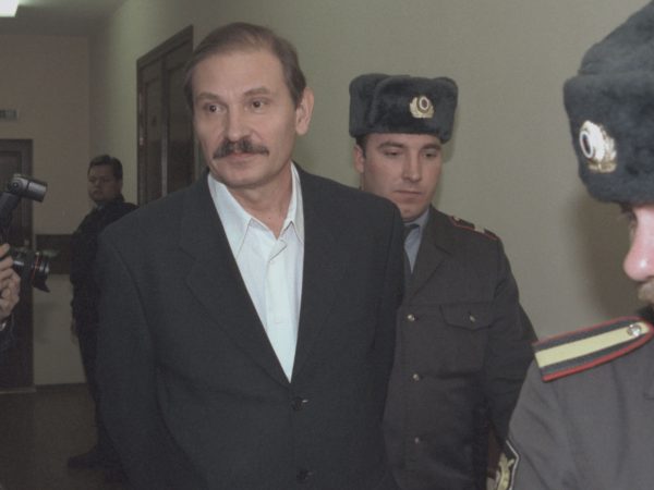 TAS22: MOSCOW, RUSSIA. DECEMBER 19. Former first deputy director general of Aeroflot-Russian Airlines, Nikolai Glushkov (in pic), who was arrested on December 7 on the charge of major group fraud, seen on his way to the trial. After hearings Moscow's Lefortovo municipal court found valid the arrest of the former director, one of the main figures of the Aeroflot case, and didn't change its sanctions. Glushkov's keeping in custody is to be continued. (Photo by Nikolai Glushkov / ITAR-TASS) ----- ÒÀÑ 41. Ðîññèÿ. Ìîñêâà, 19 äåêàáðÿ. Ñåãîäíÿ Ëåôîðòîâñêèé ìåæìóíèöèïàëüíûé ñóä Ìîñêâû ïðèçíàë îáîñíîâàííûìè àðåñò áûâøåãî ïåðâîãî çàìåñòèòåëÿ ãåíäèðåêòîðà àâèàêîìïàíèè "Àýðîôëîò" Íèêîëàÿ Ãëóøêîâà - îäíîãî èç ôèãóðàíòîâ ïî òàê íàçûâàåìîìó "äåëó "Àýðîôëîòà", à òàêæå èçáðàííóþ â îòíîøåíèè íåãî ìåðó ïðåñå÷åíèÿ. Ìåðà ïðåñå÷åíèÿ - ñîäåðæàíèå ïîä ñòðàæåé îñòàâëåíà áåç èçìåíåíèÿ. Íà ñíèìêå: Íèêîëàé Ãëóøêîâ íàïðàâëÿåòñÿ â çàë ñóäà. Ôîòî Ðîìàíà Äåíèñîâà (ÈÒÀÐ-ÒÀÑÑ)
