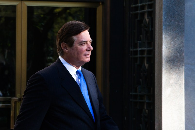 WASHINGTON, DC - OCTOBER 30: Former Trump Campaign Manager Paul Manafort leaves the United States Court House after his indicement hearing in Washington, DC on October 30, 2017 in Washington, DC. (Photo by Keith Lane/Getty Images)