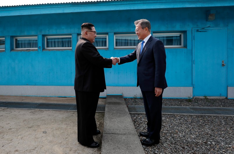 문재인 대통령과 김정은 국무위원장이 군사분계선에서 처음 만나 악수를 하고 있다.