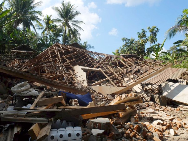 Houses damaged by earthquake are seen in North Lombok, Indonesia, Monday, Aug. 6, 2018. The powerful earthquake struck the Indonesian tourist island of Lombok, killing a number of people and shaking neighboring Bali, as authorities on Monday said thousands of houses were damaged and the death toll could climb. (AP Photo/Sidik Hutomo)