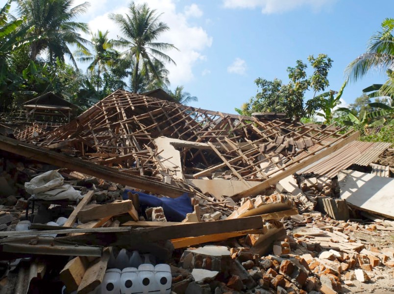 Houses damaged by earthquake are seen in North Lombok, Indonesia, Monday, Aug. 6, 2018. The powerful earthquake struck the Indonesian tourist island of Lombok, killing a number of people and shaking neighboring Bali, as authorities on Monday said thousands of houses were damaged and the death toll could climb. (AP Photo/Sidik Hutomo)