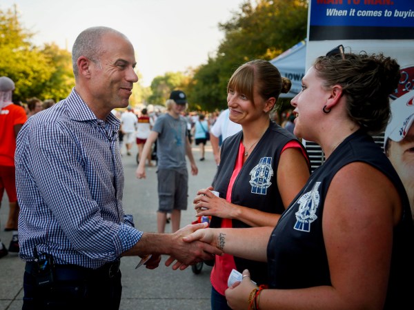 Michael Avenatti, the lawyer known for representing adult film actress Stormy Daniels in her case against President Donald Trump shakes hands at the Iowa State Fair Thursday, Aug. 9, 2018.MANDATORY CREDIT, MAGS OUT /// DQoNClphY2ggQm95ZGVuLUhvbG1lcw0KU3RhZmYgUGhvdG9ncmFwaGVyDQpUaGUgRGVzIE1vaW5lcyBSZWdpc3Rlcg0KNTE1LTk4OC0yNjQwDQoNCg==