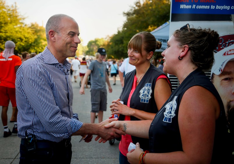 Michael Avenatti, the lawyer known for representing adult film actress Stormy Daniels in her case against President Donald Trump shakes hands at the Iowa State Fair Thursday, Aug. 9, 2018.MANDATORY CREDIT, MAGS OUT /// DQoNClphY2ggQm95ZGVuLUhvbG1lcw0KU3RhZmYgUGhvdG9ncmFwaGVyDQpUaGUgRGVzIE1vaW5lcyBSZWdpc3Rlcg0KNTE1LTk4OC0yNjQwDQoNCg==