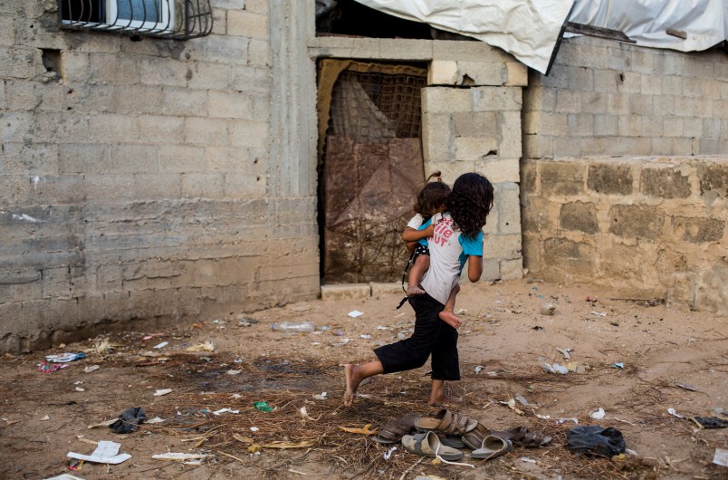 GAZA CITY, THE GAZA STRIP, GAZA - 2018/08/25: Palestinian refugee kids seen playing outside their temporary home in the northern Gaza Strip town of Beit Lahiya.The United States cancelled more than two hundred million dollars in aid for the Palestinian refugees in the Gaza Strip and West Bank. (Photo by Mahmoud Issa/SOPA Images/LightRocket via Getty Images)