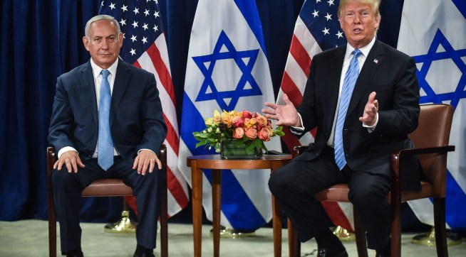 US President Donald Trump (R) meets with Israeli Prime Minister Benjamin Netanyahu on September 26, 2018 in New York on the sidelines of the UN General Assembly. (Photo by Nicholas Kamm / AFP)        (Photo credit should read NICHOLAS KAMM/AFP/Getty Images)