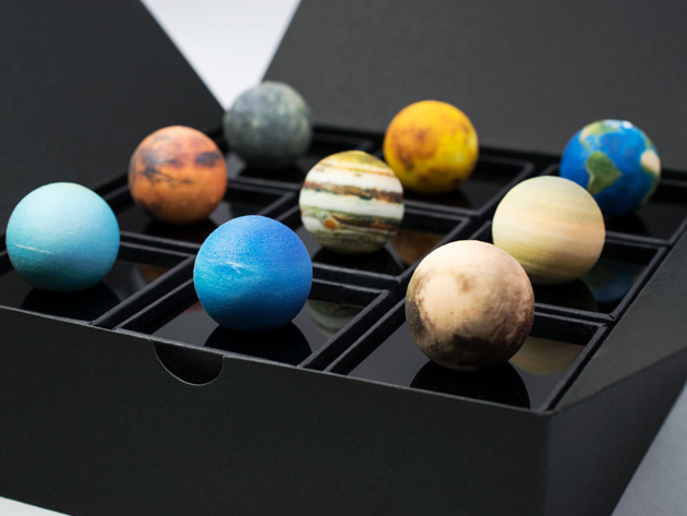 The Solar System Mini Set teaches you about the planets using augmented reality.