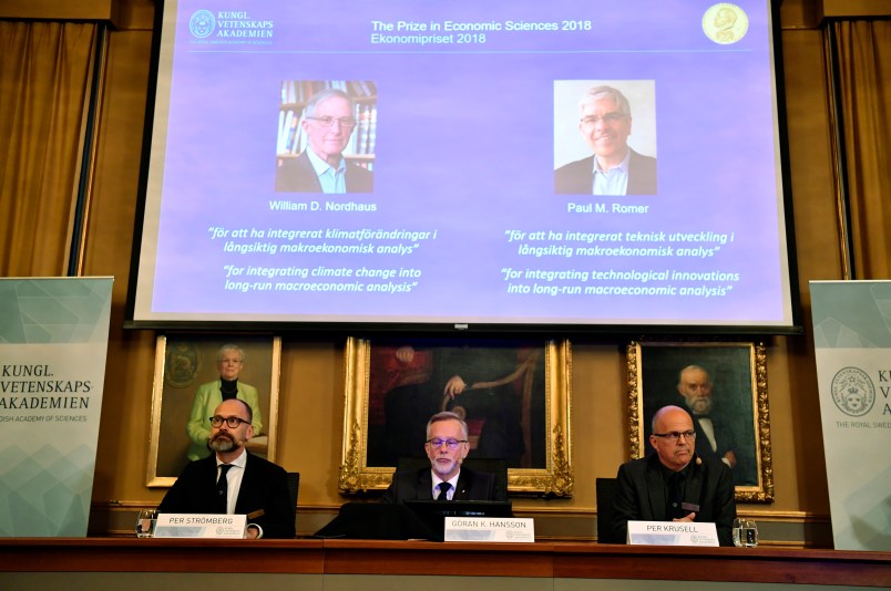 Per Strömberg, professor, Göran K. Hansson and Per Krusell annonces the laureates of the Nobel Prize in Economics during a press conference at the The Royal Swedish Academy of Sciences i Stockholm, 7 Ocktober, 2018. The prize is devided between William D. Nordhaus och Pau M Romer.Photo : Henrik Montgomery / TT ** SWEDEN OUT **