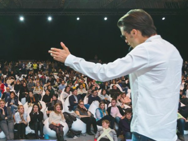 The Heroic Public Speaking class is an expert-led guide to creating captivating presentations, lectures, and more.