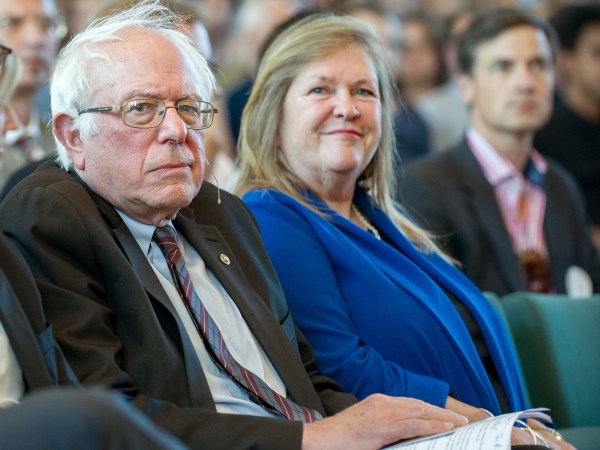 Bernie Sanders vor seinem Vortrag im Audimax der Freien Universität Berlin, rechts neben ihm seine Ehefrau (blaue Jacke)