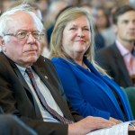 Bernie Sanders vor seinem Vortrag im Audimax der Freien Universität Berlin, rechts neben ihm seine Ehefrau (blaue Jacke)