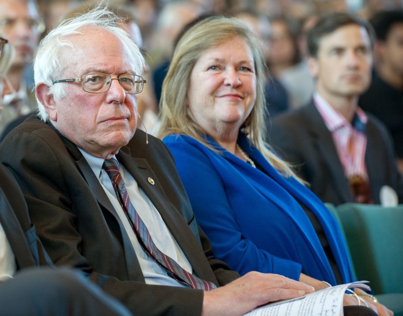 Bernie Sanders vor seinem Vortrag im Audimax der Freien Universität Berlin, rechts neben ihm seine Ehefrau (blaue Jacke)