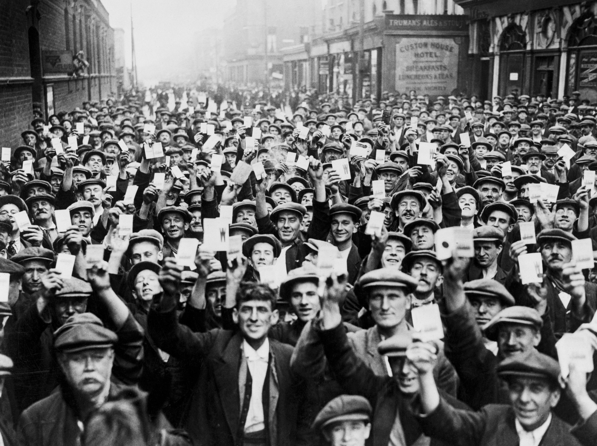 Какое движение было в 20 веке. Стачка лондонских докеров в 1889 году. Стачки рабочих в Англии 19 век. Забастовка Англия 19 век рабочих. Тред-Юнионы в Англии 19 века.