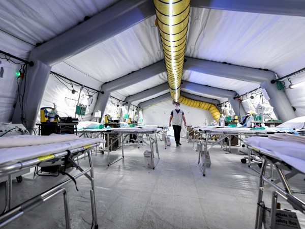 Foto Claudio Furlan - LaPresse 20 Marzo 2020 Cremona (Italia) NewsOspedale da campo realizzato da dalla ong americana Samaritans Purse all’ospedale di CremonaNella foto: la terapia intensivaPhoto Claudio Furlan/Lapresse20 March 2020 Cremona (Italy)Field hospital created by the US Ngo Samaritans Purse at the Cremona hospitalIn the photo: the intensive care unit