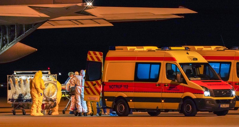 24 March 2020, Saxony, Schkeuditz: Corona patients from Italy landed at Leipzig/Halle Airport in the early hours of the morning using a military aircraft of the type "Lockheed C-130 Hercules" belonging to the Italian Air Force. Saxony wants to admit the patients at the hospitals in Leipzig, Dresden and Coswig and is thus responding to a request from the Italian government in Rome. Photo: Peter Endig/dpa-Zentralbild/dpa