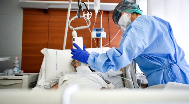 Foto Claudio Furlan - LaPresse 03 Aprile 2020 Bergamo (Italia) NewsVideochiamate con i parenti per i pazienti Covid che non possono ricevere visite, in un reparto dell'ospedale Papa Giovanni XXIII di BergamoPhoto Claudio Furlan/Lapresse03 Aprile 2020 Bergamo (Italy)Video calls with relatives for Covid patients who cannot receive visits, in a ward of the Papa Giovanni XXIII hospital in Bergamo