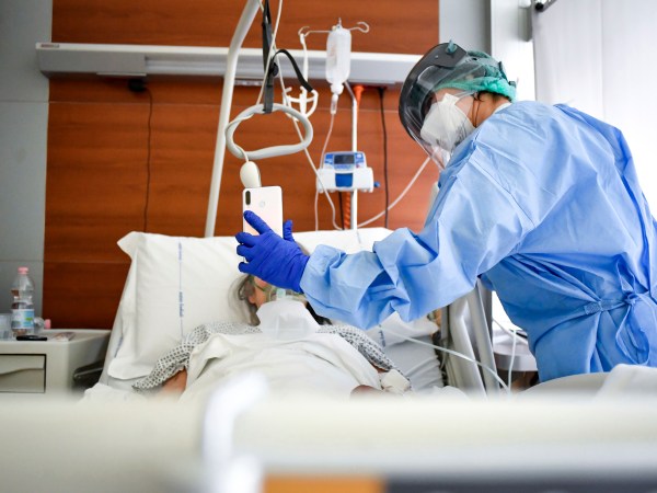 Foto Claudio Furlan - LaPresse 03 Aprile 2020 Bergamo (Italia) NewsVideochiamate con i parenti per i pazienti Covid che non possono ricevere visite, in un reparto dell'ospedale Papa Giovanni XXIII di BergamoPhoto Claudio Furlan/Lapresse03 Aprile 2020 Bergamo (Italy)Video calls with relatives for Covid patients who cannot receive visits, in a ward of the Papa Giovanni XXIII hospital in Bergamo