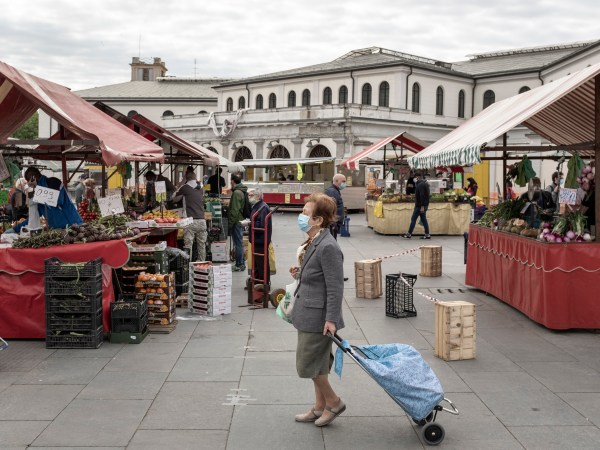 Foto Marco Alpozzi/LaPresse 04 Maggio 2020 Torino, Italia CronacaFASE 2 - Emergenza COVID-19 (Coronavirus) in Piemonte - Riapre il mercato di Porta Palazzo a TorinoNella foto: Persone con la mascherina fanno la spesa Photo Marco Alpozzi/LaPresse May 04, 2020 Turin, Italy NewsPhase two - COVID-19 (Coronavirus) emergency in Piedmont - Torino's Porta Palazzo Food market re-opened In the pic: people wearing protective mask, walks and buy in the market