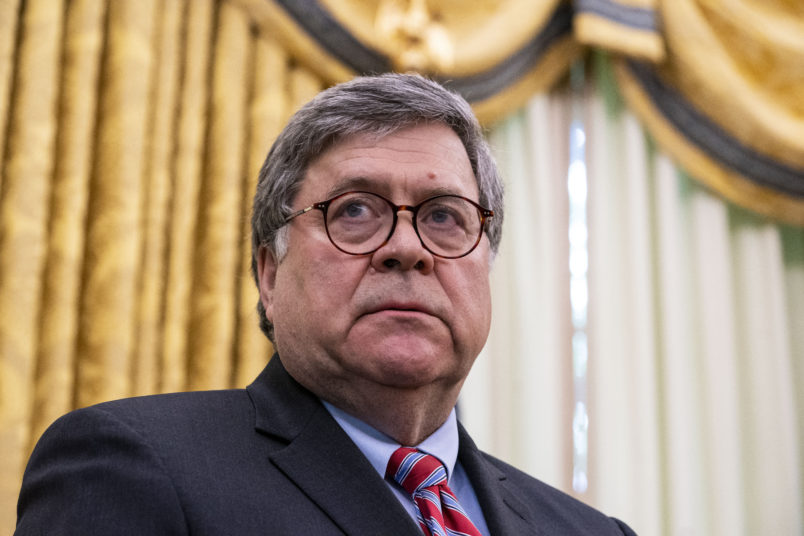 NYTVIRUS -President Donald Trump with Attorney General William Barr, make remarks before signsing an executive order in the Oval Office that will punish Facebook, Google and Twitter for the way they police content online, Thursday, May 28, 2020. ( Photo by Doug Mills/The New York Times)