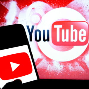 INDIA - 2020/02/09: In this photo illustration a popular video-sharing website YouTube logo seen displayed on a smartphone. (Photo Illustration by Avishek Das/SOPA Images/LightRocket via Getty Images)