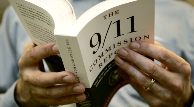 Jerry Holt/Star Tribune 7/22/2004-------Greg Bill of Minneapolis thumbs through the 9/11 commission report at Barnes and Noble in downtown Minneapolis. GENERAL INFORMATION: Jerry Holt/Star Tribune 7/22/2004-------Greg Bill of Minneapolis thumbs through the 9/11 commission report at Barnes and Noble in downtown Minneapolis.