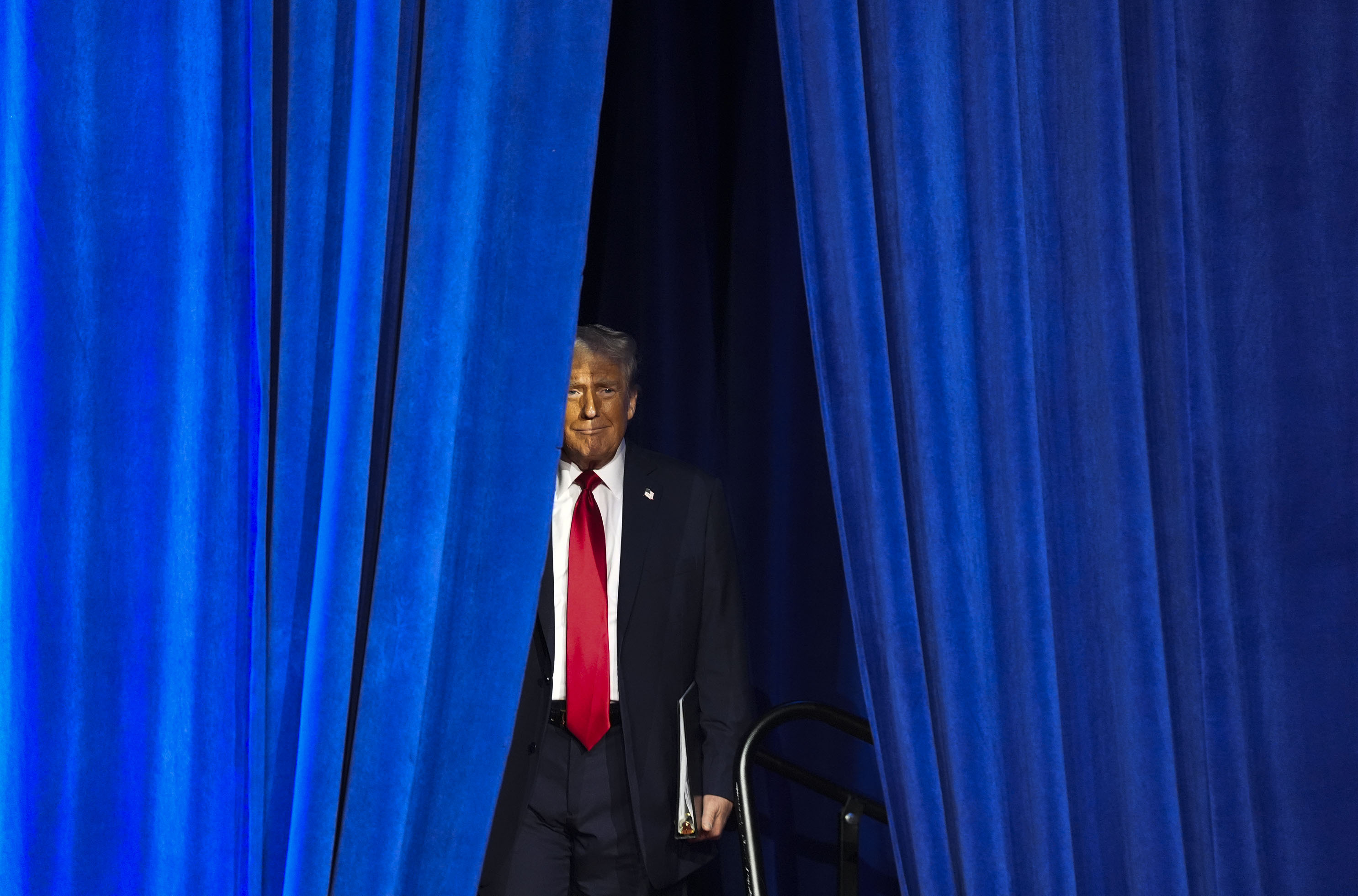 MAGA支持者が仕事を求めて列をなす中、トランプ大統領が政権のとりまとめに着手